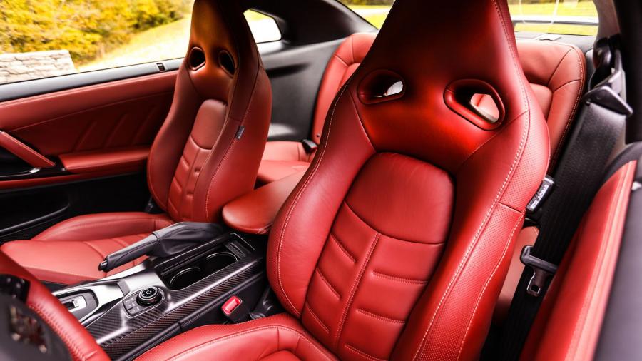 Интерьер Nissan GT-R Pure (R35) 2017 года  (NA) (фото 19 из 21)
